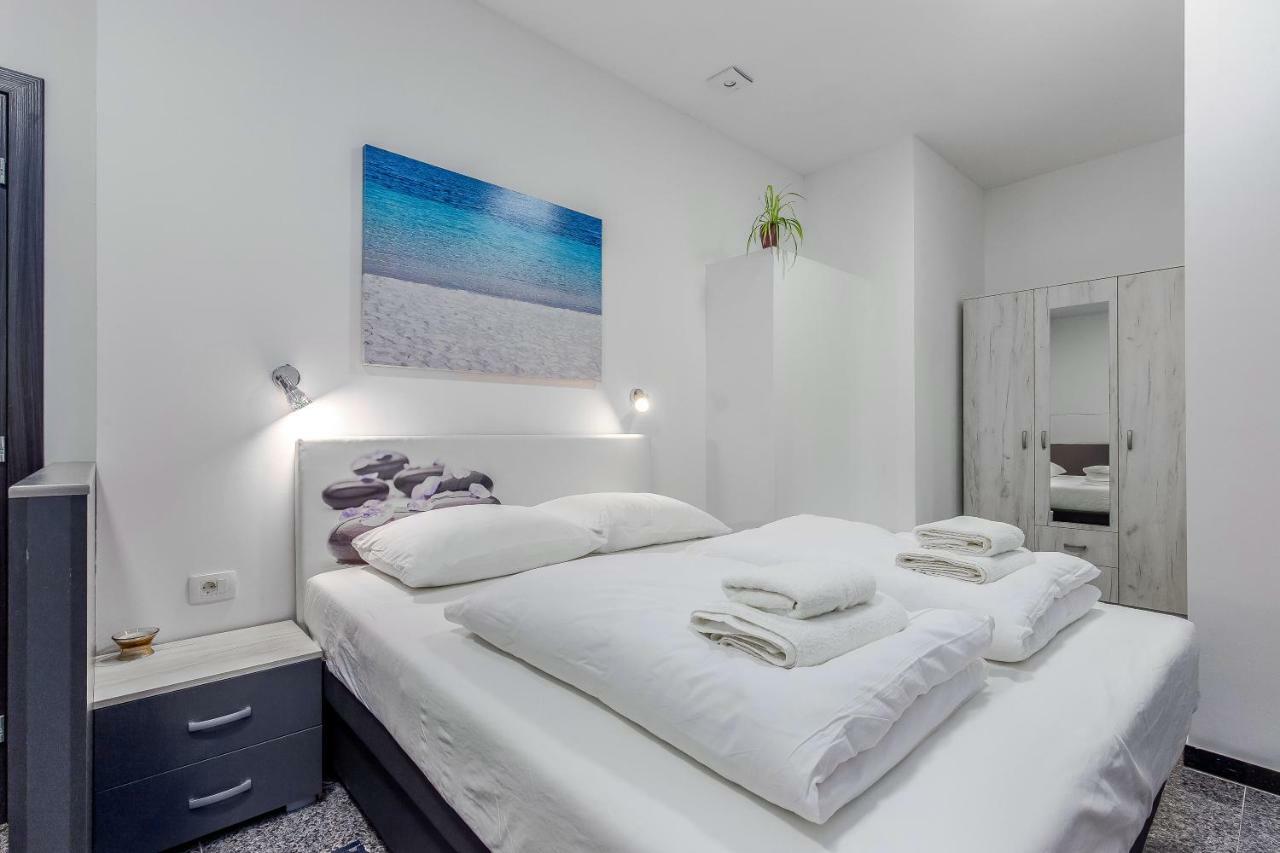 רייקה Apartments Black & White, Cherry & Blue מראה חיצוני תמונה